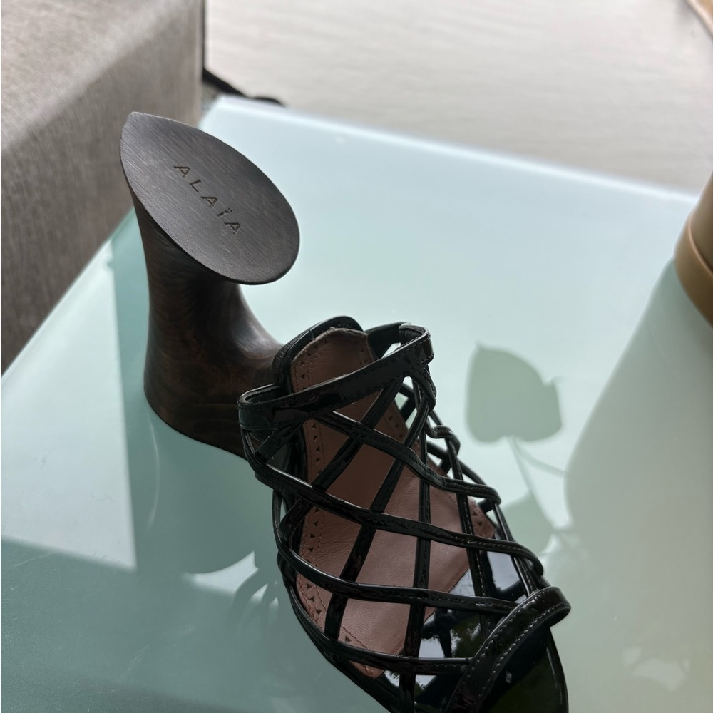 Alaia La Sculpture Wedges - Picture 2 of 3
